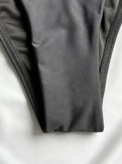 Maillots de bain une pièce noirs à col en V pour femmes parfaits pour l'été à la plage.