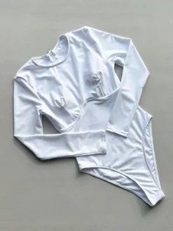 Maillots de bain une pièce pour femmes détails métalliques blancs col bijou maillots de bain d'été pour la plage