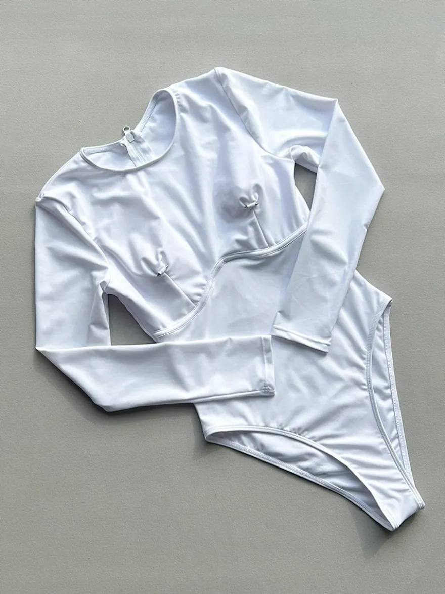 Maillots de bain une pièce pour femmes détails métalliques blancs col bijou maillots de bain d'été pour la plage