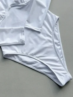 Maillots de bain une pièce pour femmes détails métalliques blancs col bijou maillots de bain d'été pour la plage