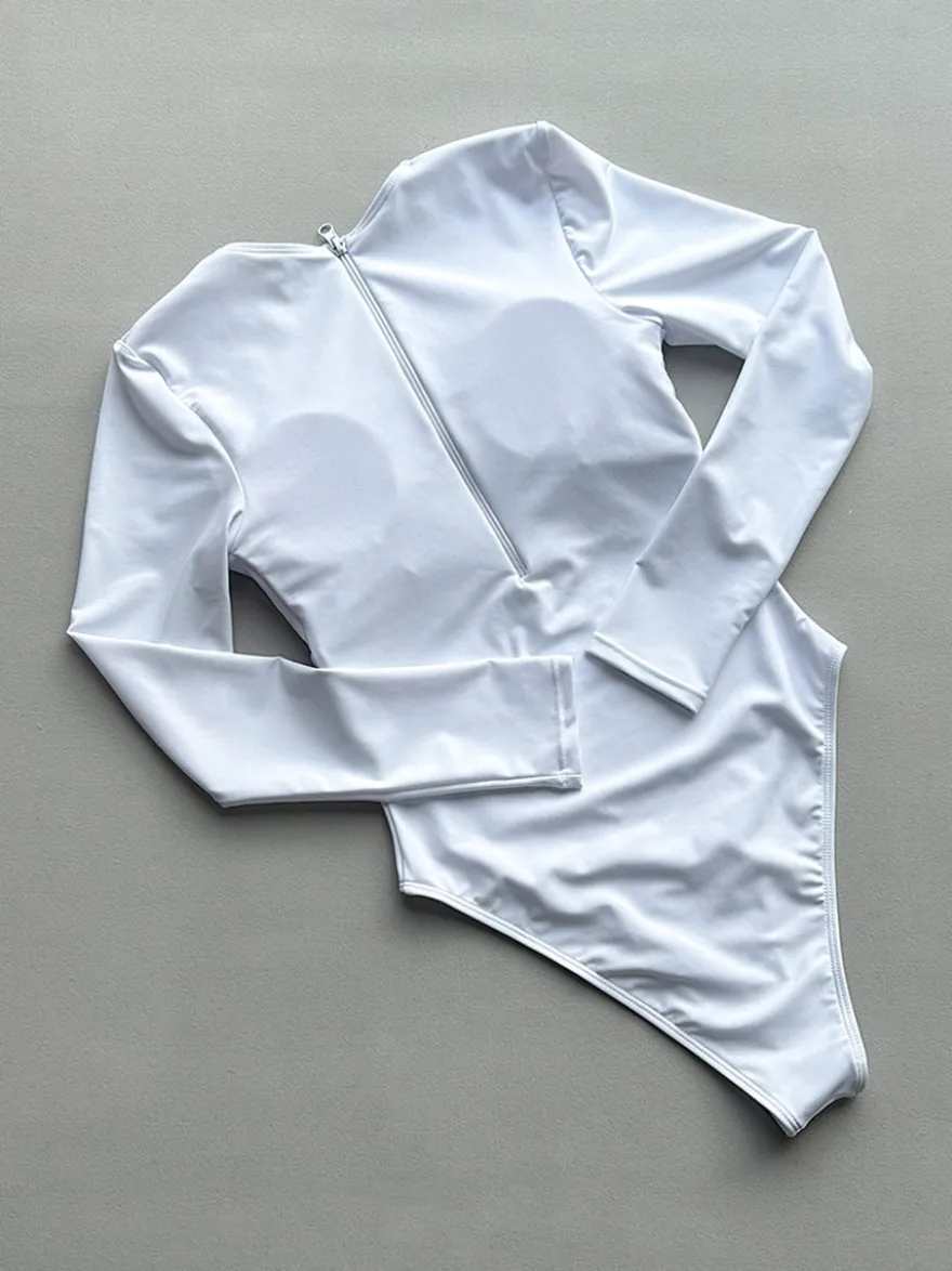 Maillots de bain une pièce pour femmes détails métalliques blancs col bijou maillots de bain d'été pour la plage