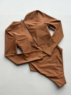 Maillots de bain une pièce pour femmes détails métalliques blancs col bijou maillots de bain d'été pour la plage