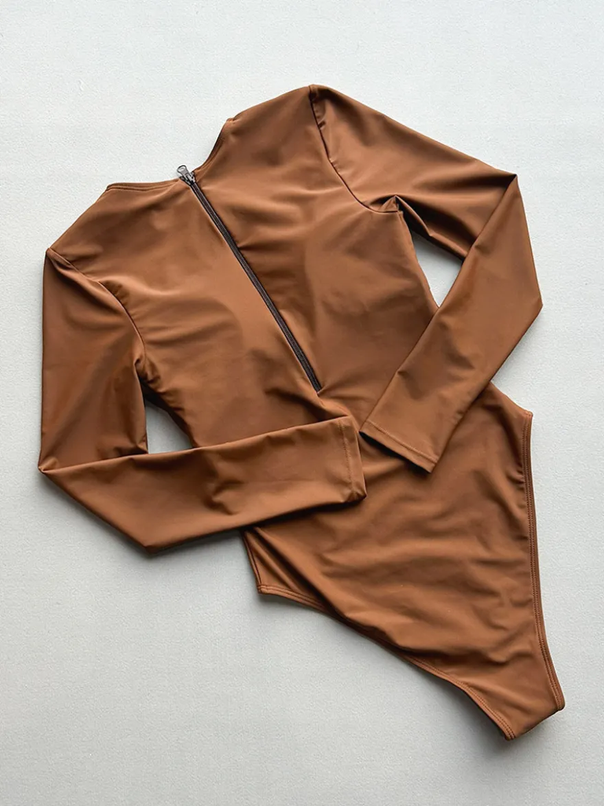Maillots de bain une pièce pour femmes détails métalliques blancs col bijou maillots de bain d'été pour la plage