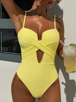 Maillots de bain une pièce pour femmes jaunes à bretelles découpées et décolleté croisé parfaits pour la plage et l'été
