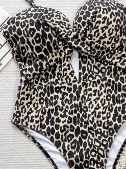 Maillots de bain une pièce pour femmes jaunes à bretelles découpées et décolleté croisé parfaits pour la plage et l'été