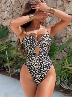 Maillots de bain une pièce pour femmes jaunes à bretelles découpées et décolleté croisé parfaits pour la plage et l'été