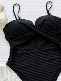 Maillots de bain une pièce pour femmes jaunes à bretelles découpées et décolleté croisé parfaits pour la plage et l'été