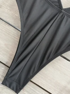 Maillots de bain une pièce pour femmes noirs à découpes dos nu et bretelles croisées parfaits pour l'été et la plage