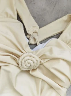 Maillots de bain une pièce pour femmes à fleurs blanches bretelles croisées sur le devant maillots de bain d'été pour la plage