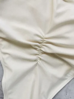 Maillots de bain une pièce pour femmes à fleurs blanches bretelles croisées sur le devant maillots de bain d'été pour la plage