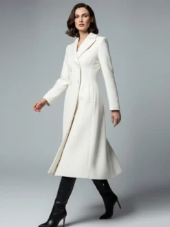 Manteau mi-long croisé en laine blanche avec revers pointus et découpe en X pour femme 2026