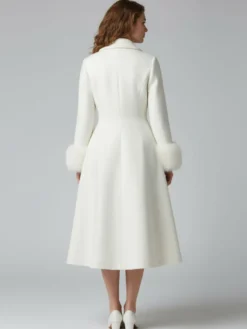 Manteau mi-long évasé en laine coupe trapèze vintage avec poignets amovibles en fausse fourrure blanche (collection 2026)