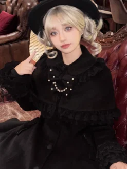 Manteau Sweet Lolita à nœuds noirs manches longues style automne-hiver avec cape