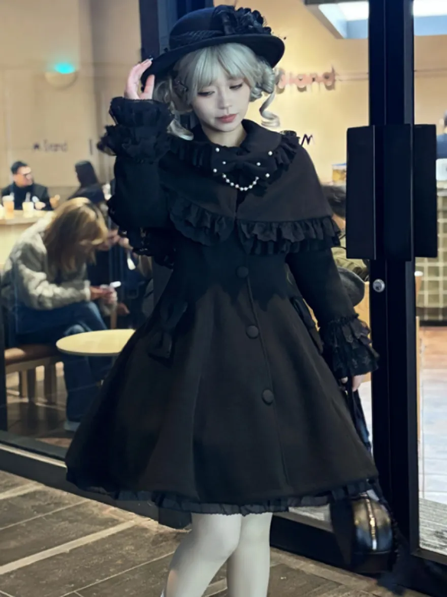 Manteau Sweet Lolita à nœuds noirs manches longues style automne-hiver avec cape