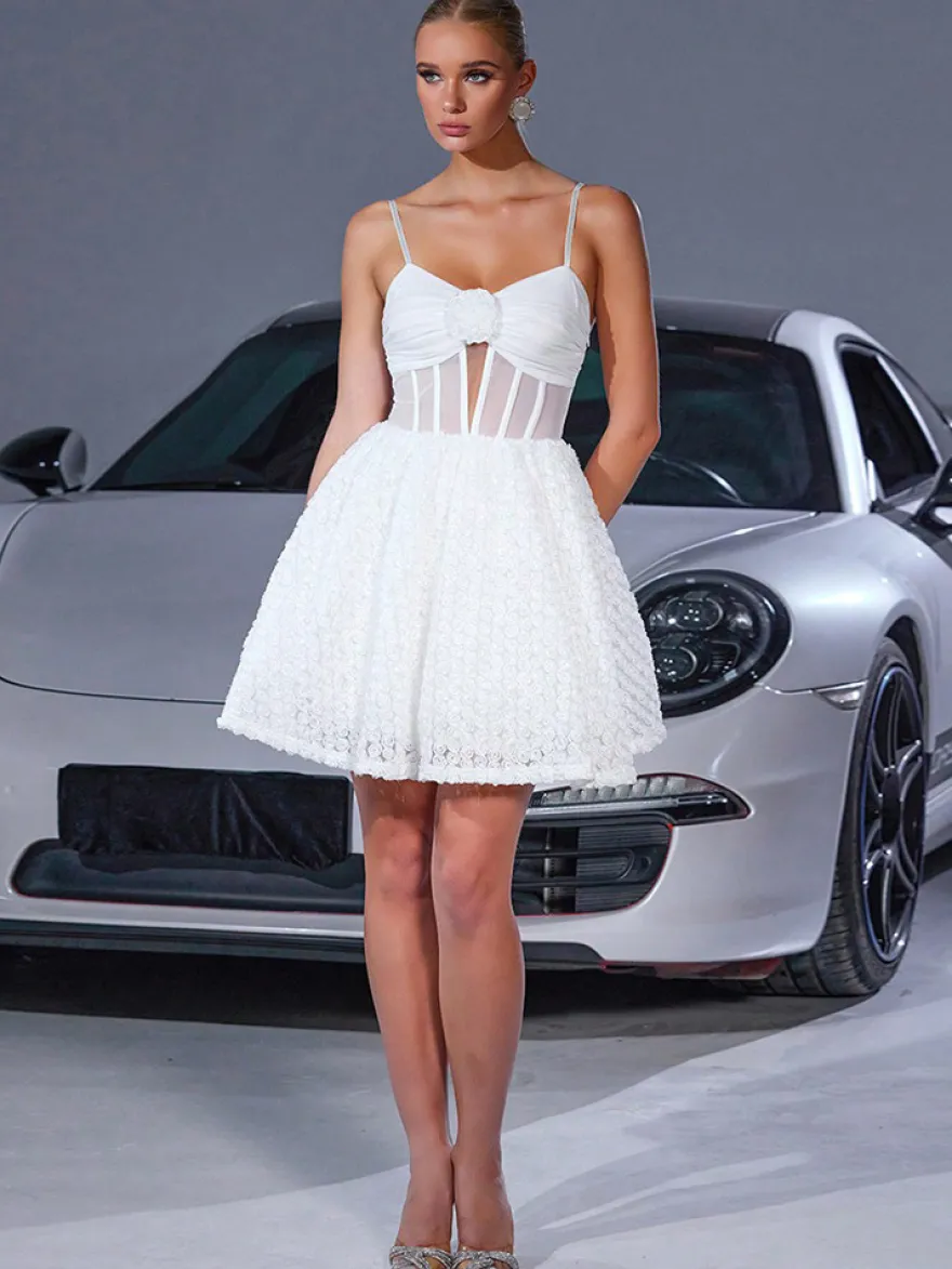 Mini-robe blanche à fleurs et taille transparente (2026)