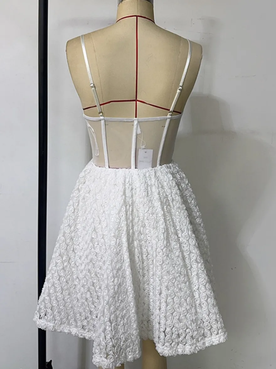 Mini-robe blanche à fleurs et taille transparente (2026)
