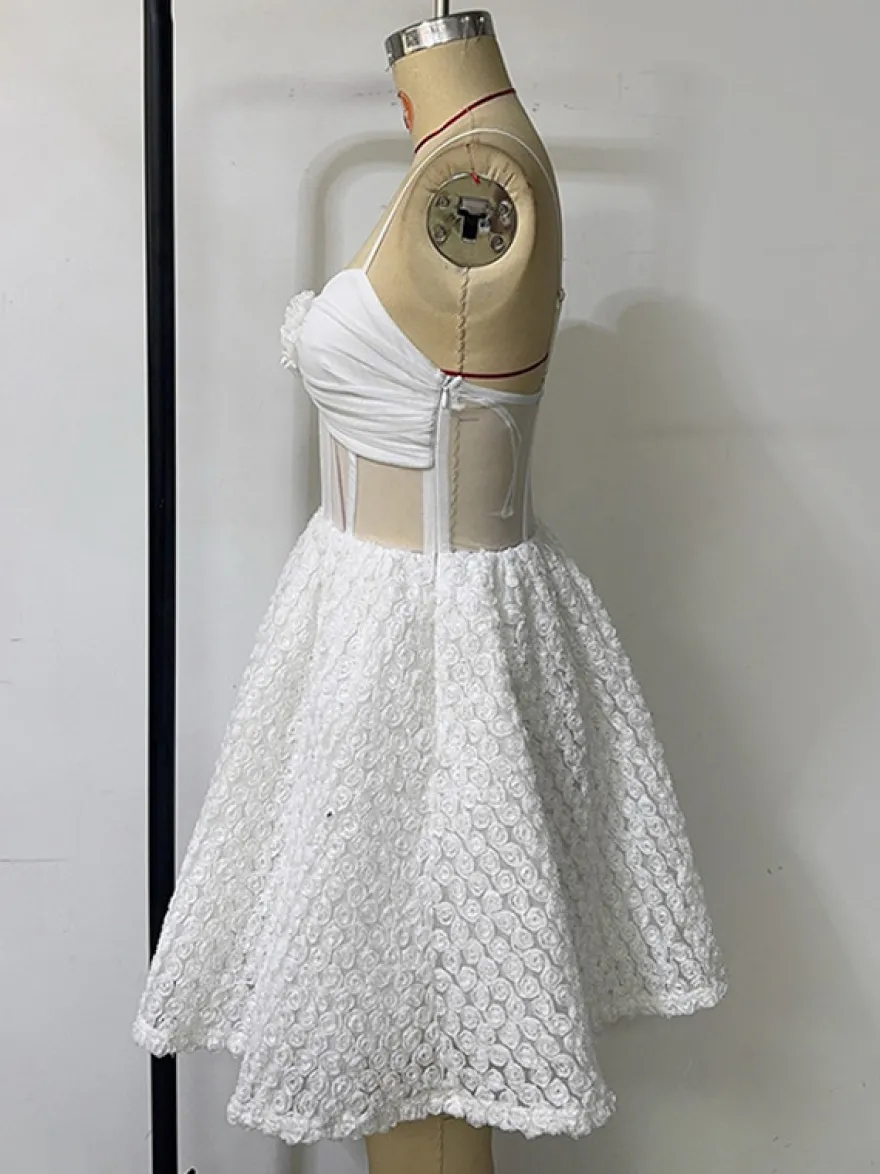 Mini-robe blanche à fleurs et taille transparente (2026)