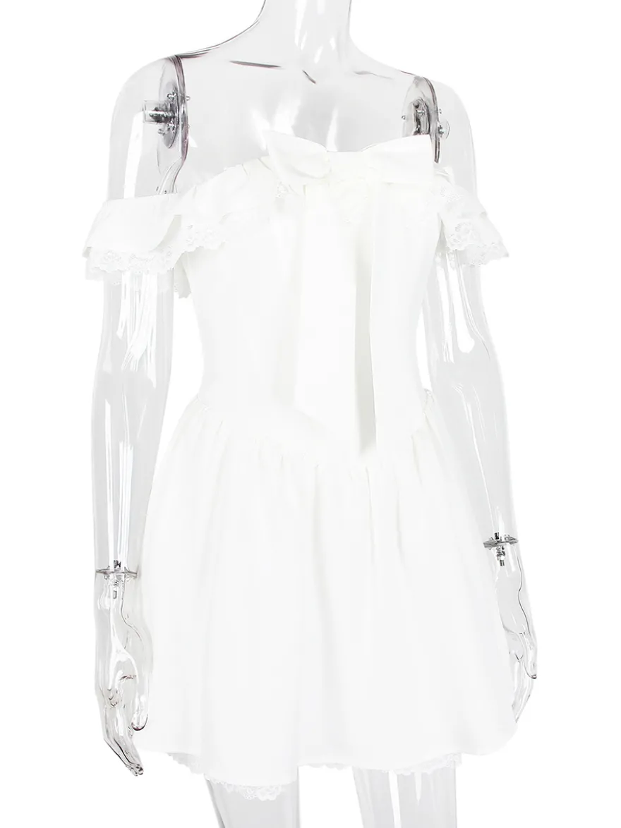 Mini-robe blanche à épaules dénudées et volants 2026