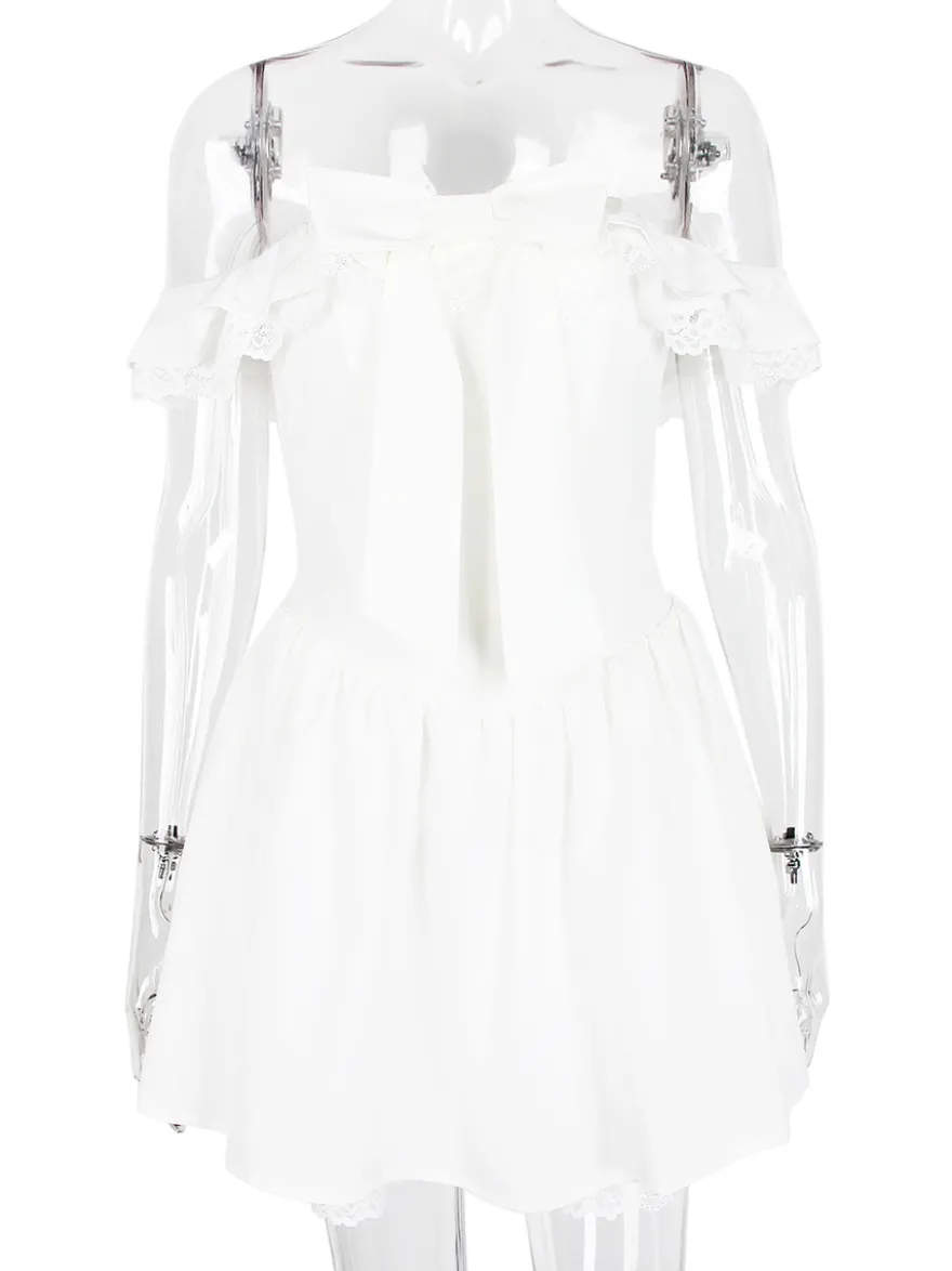 Mini-robe blanche à épaules dénudées et volants 2026