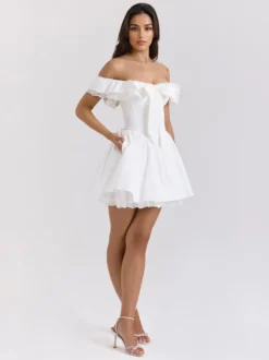 Mini-robe blanche à épaules dénudées et volants 2026