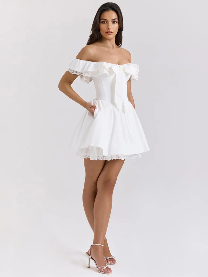 Mini-robe blanche à épaules dénudées et volants 2026