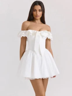 Mini-robe blanche à épaules dénudées et volants 2026