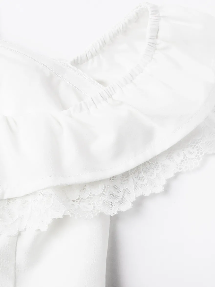 Mini-robe blanche à épaules dénudées et volants 2026