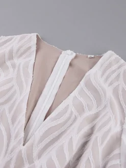 Mini-robe en jacquard à col en V et manches longues pour l'été 2026