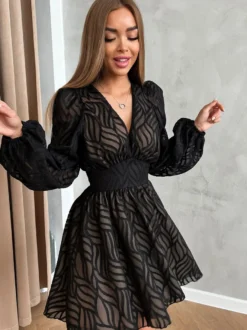 Mini-robe en jacquard à col en V et manches longues pour l'été 2026