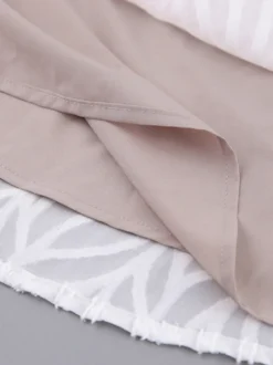Mini-robe en jacquard à col en V et manches longues pour l'été 2026