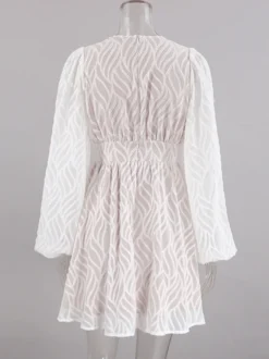 Mini-robe en jacquard à col en V et manches longues pour l'été 2026