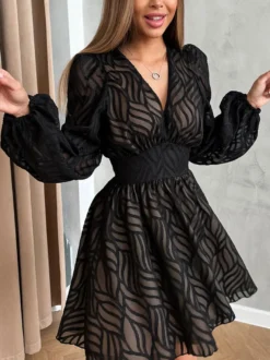 Mini-robe en jacquard à col en V et manches longues pour l'été 2026
