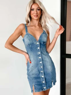 Mini-robe en jean avec décolleté en V profond et boutons sur le devant 2026