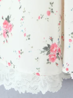 Mini-robe fleurie à épaules dénudées et nœud pour l'été 2026