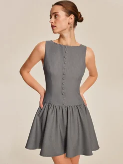 Mini-robe plissée sans manches et boutonnée sur le devant grise été 2026