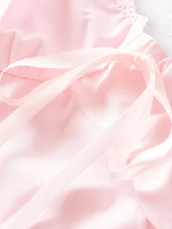 Mini-robe rose tendre à bordures en dentelle pour l'été 2026
