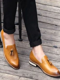 Mocassins bordeaux à bout rond pour homme à enfiler avec pompons