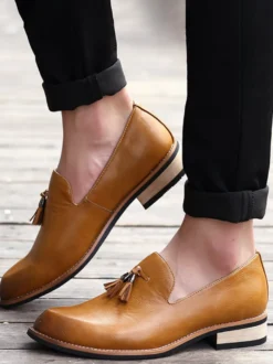 Mocassins bordeaux à bout rond pour homme à enfiler avec pompons