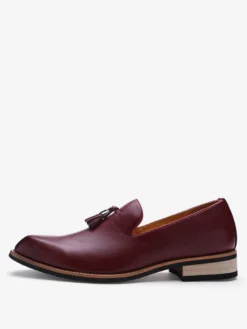 Mocassins bordeaux à bout rond pour homme à enfiler avec pompons