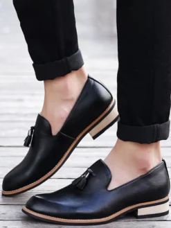 Mocassins bordeaux à bout rond pour homme à enfiler avec pompons