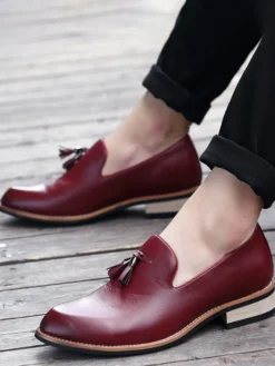 Mocassins bordeaux à bout rond pour homme à enfiler avec pompons
