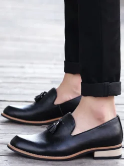 Mocassins bordeaux à bout rond pour homme à enfiler avec pompons