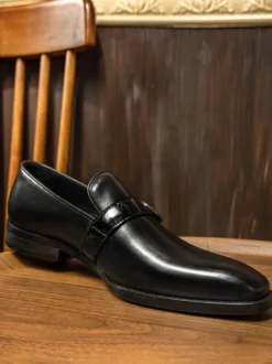 Mocassins classiques noirs à boucle en cuir de vache pour homme
