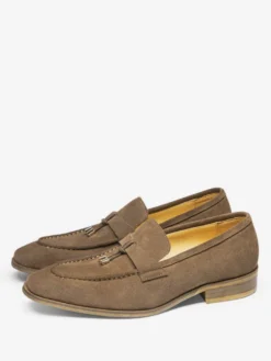 Mocassins classiques pour homme en daim cuir et détails métalliques avec pompons