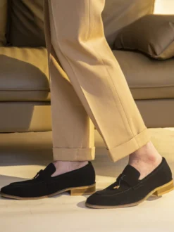 Mocassins classiques pour homme en daim cuir et détails métalliques avec pompons
