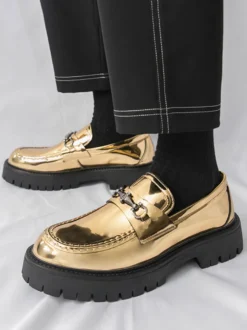 Mocassins dorés pour hommes bout rond détails métalliques chaussures habillées à enfiler