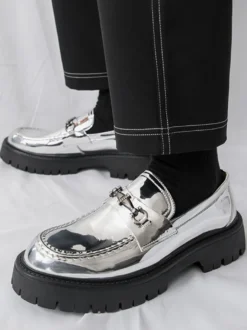 Mocassins dorés pour hommes bout rond détails métalliques chaussures habillées à enfiler