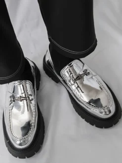 Mocassins dorés pour hommes bout rond détails métalliques chaussures habillées à enfiler