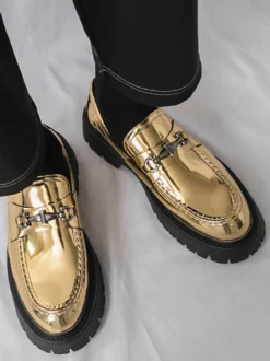 Mocassins dorés pour hommes bout rond détails métalliques chaussures habillées à enfiler