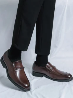 Mocassins marron pour homme bout rond détails métalliques chaussures décontractées à enfiler